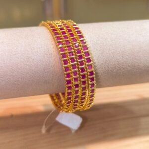 Gold polish square pattern bangles